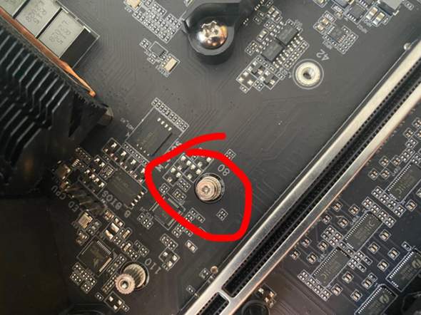 Mit was schraube ich diese Schraube beim Mainboard auf?